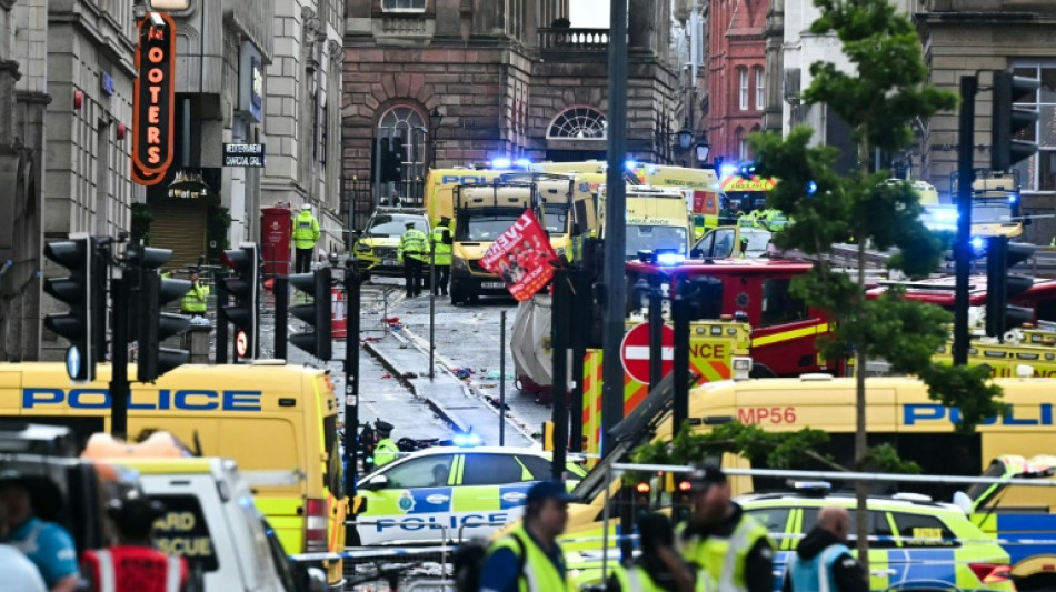 Auto fährt bei Meisterfeier des FC Liverpool in Menschenmenge - Verletzte