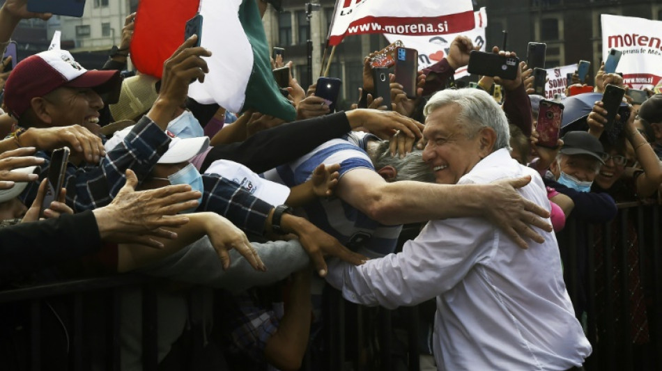 Mexique: le pr&eacute;sident entra&icirc;ne une mar&eacute;e humaine dans la rue en soutien &agrave; sa politique
