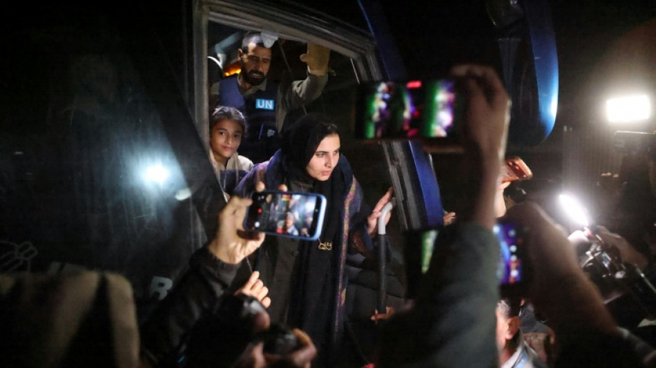 Emus aux larmes, de premiers Palestiniens de Gaza rentrent d'Egypte
