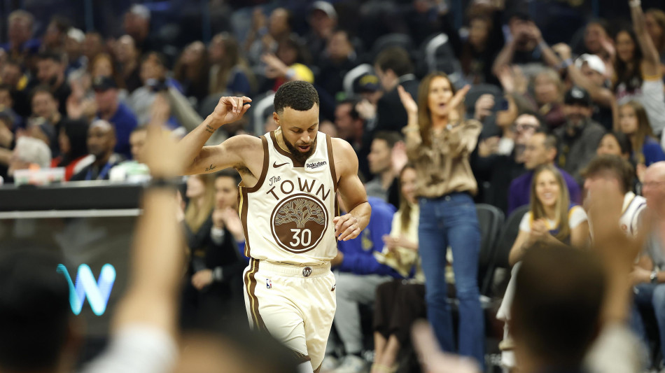 Nba: Curry rinnova per 2 anni coi Warriors e rinuncia a 20 milioni