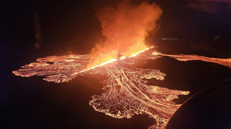 Nach Vulkanausbruch auf Island: Lava l&auml;uft auf Parkplatz der Blauen Lagune