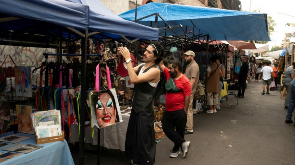 Moda eleitoral: designer recicla lixo deixado pela campanha no M&eacute;xico