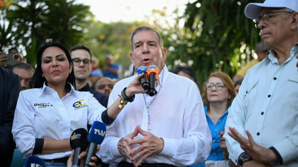 Candidato &agrave; presid&ecirc;ncia denuncia 'pris&atilde;o arbitr&aacute;ria' de assistentes na Venezuela