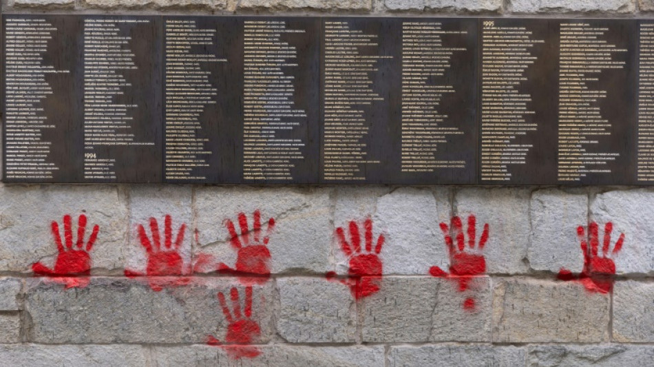Holocaust-Mahnmal in Paris mit Rote-H&auml;nde-Graffiti beschmiert
