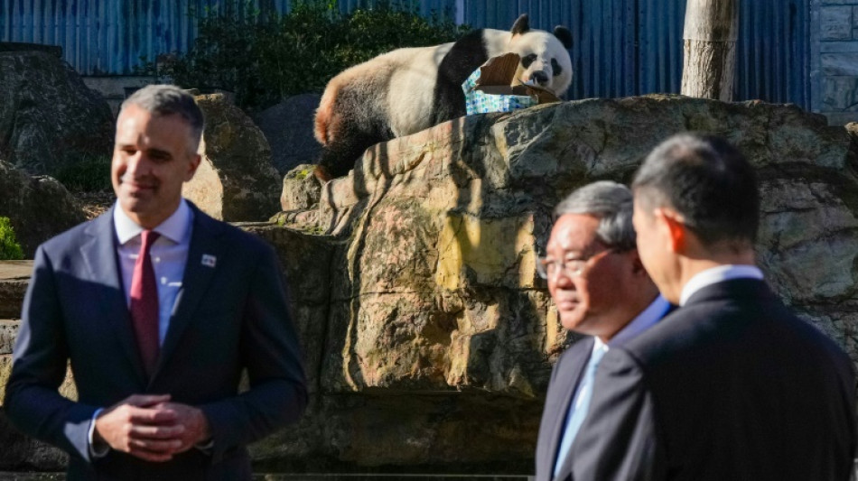Grand welcome for China's Li in Canberra ahead of tricky talks