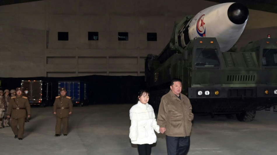 L&iacute;der norcoreano supervisa junto a su hija lanzamiento de misil intercontinental