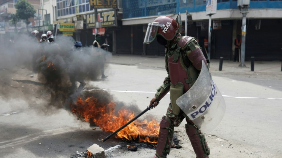 Pol&iacute;cia dispara g&aacute;s lacrimog&ecirc;neo contra manifestantes no Qu&ecirc;nia