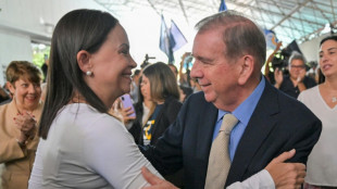 Candidato da oposi&ccedil;&atilde;o venezuelana lidera seu primeiro com&iacute;cio na corrida presidencial
