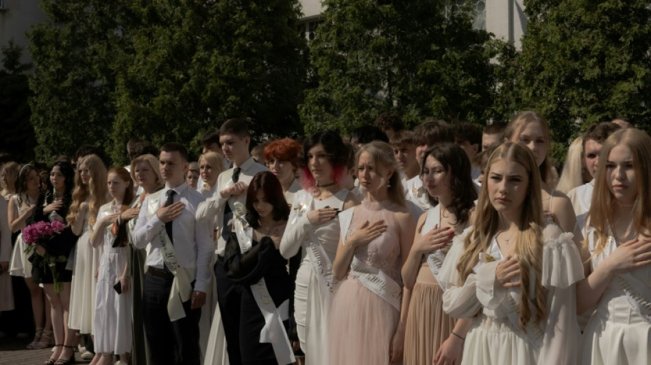 Fin de l'école entre crainte et fierté pour les élèves ukrainiens