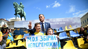 Parte da arquibancada do est&aacute;dio destru&iacute;do de Kharkiv &eacute; exposta em Munique