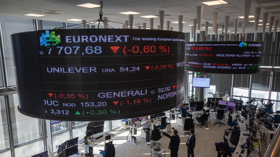 Borsa: l'Europa riduce il calo con il petrolio sotto i 100 dollari