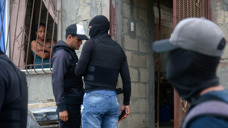 For&ccedil;as de seguran&ccedil;a do Equador recuperam casas tomadas por narcotraficantes