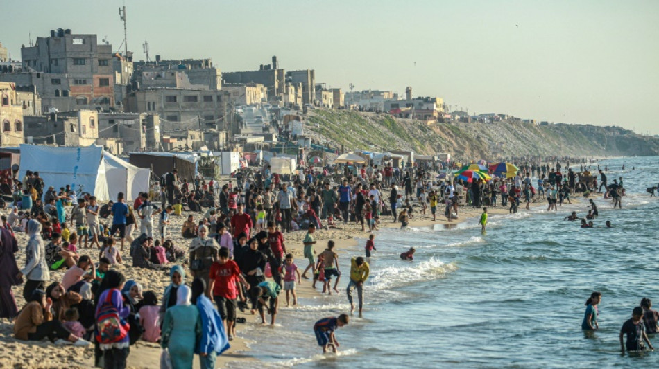 Moradores de Gaza buscam al&iacute;vio na praia, como faziam antes da guerra