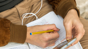 Stop ai cellulari in classe anche alle superiori