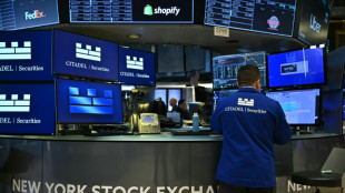 Wall Street termine en baisse, peu impressionn&eacute;e par la Fed