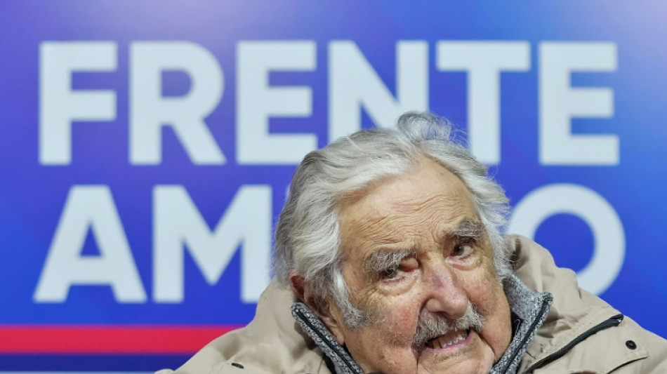 Mujica deixa o hospital e participa de evento pol&iacute;tico em Montevid&eacute;u