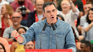 Parlamentswahl in Spanien: S&aacute;nchez und Herausforderer Feij&oacute;o geben Stimme ab