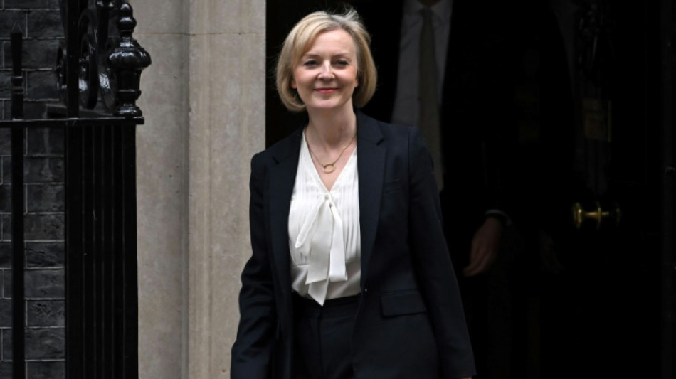 La primera ministra brit&aacute;nica insta a centrarse en las "prioridades" tras un "d&iacute;a dif&iacute;cil" para su gobierno