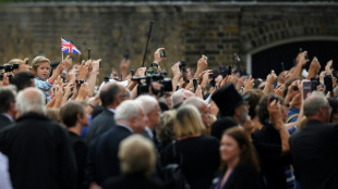 "God save the King": la muchedumbre aclama a Carlos III, reci&eacute;n proclamado rey