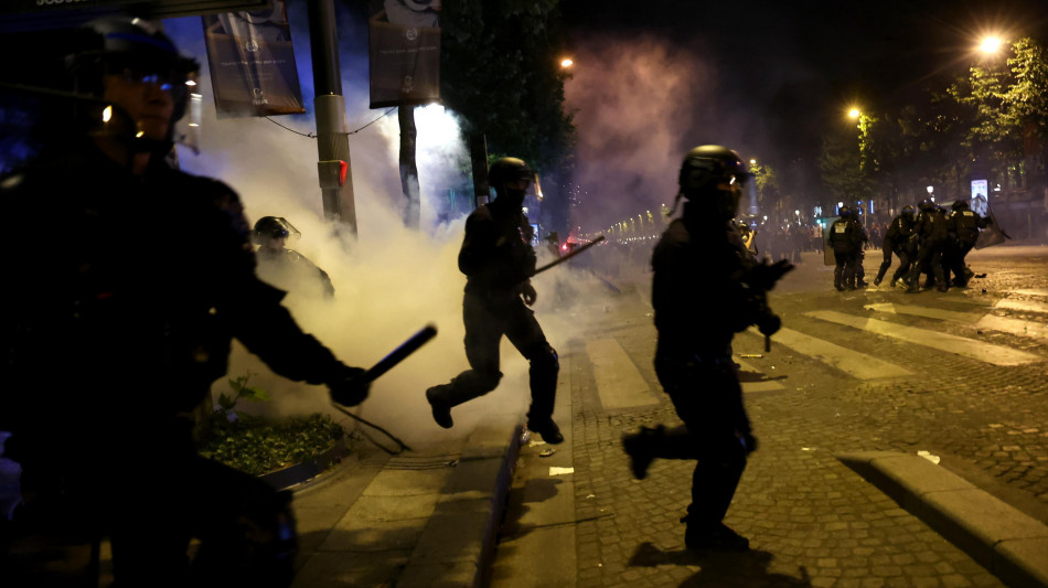 Francia, scontri con polizia nelle banlieue da Limoges a Béziers