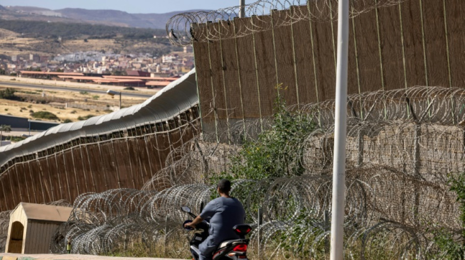 Un migrante consigue entrar en parapente al enclave espa&ntilde;ol de Melilla