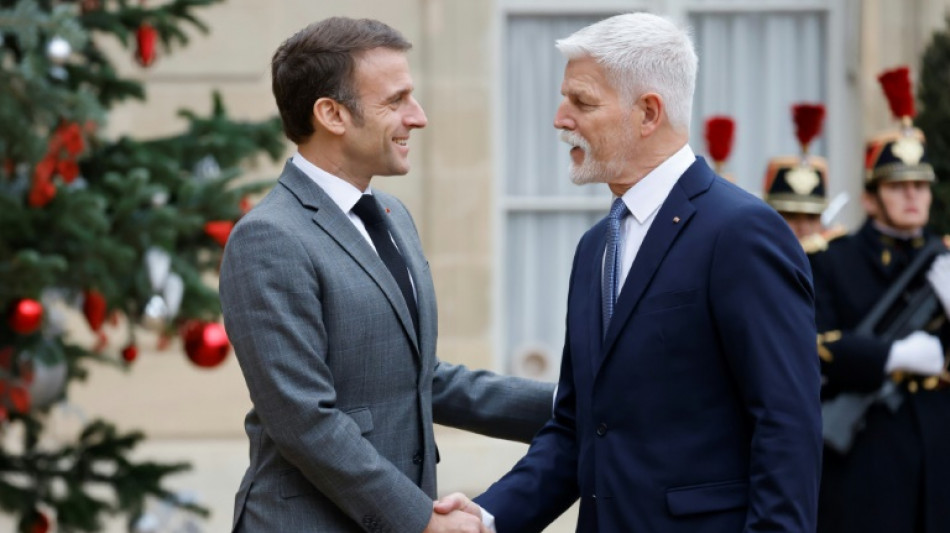 Macron pede para que aliados da Ucr&acirc;nia 'n&atilde;o sejam covardes', em Praga