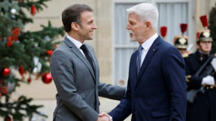 Macron pede para que aliados da Ucr&acirc;nia 'n&atilde;o sejam covardes', em Praga