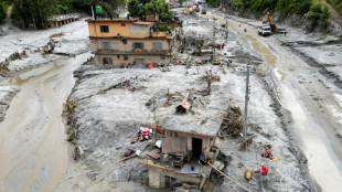La ayuda llega con dificultades a las zonas devastadas por el deslave en Nepal y China 