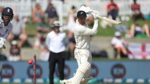 New Zealand-England finely poised after Blundell century