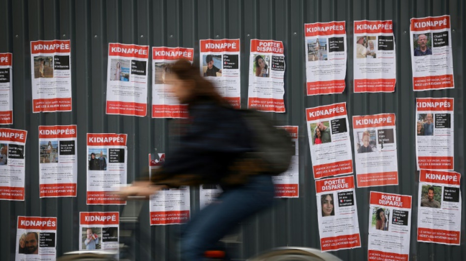 Freiwillige kleben in Paris Portr&auml;ts der Hamas-Geiseln an die Mauern