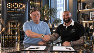 Alex Bodi i prof. dr Dieter Lazik podpisują umowę dotyczącą marek ALPHA WHEY i BODI Nap&oacute;j energetyczny